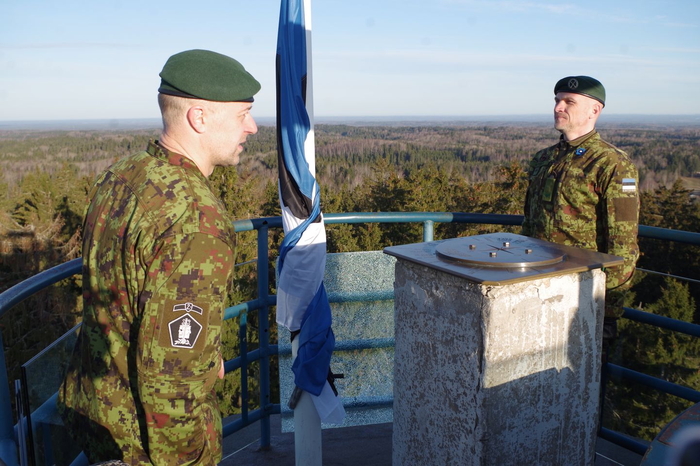 2020. aasta veteranipäeval heiskasid veteranidest tegevväelased Marek Hussar (vasakul) ja Hardi Heinsar veteranipäeva hommikul Suure Munamäe vaatetornis riigilipu.