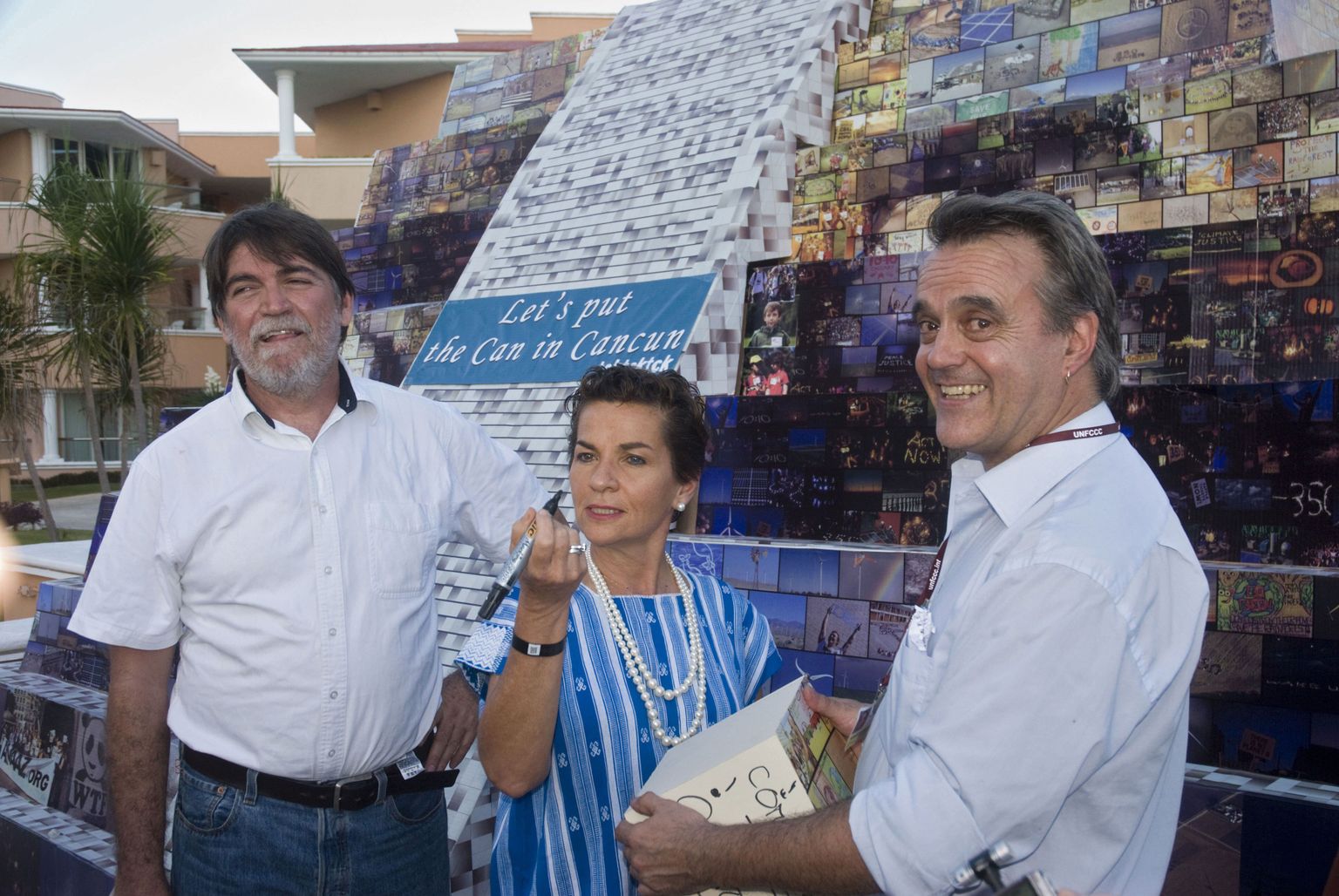 Kliimakonverentsil osalejad:  ÜRO kliimamuutuse konventsiooni (UNFCCC) juht Christiana Figueres (keskel),organisatsiooni TckTckTck esindaja Paul Horsman (paremal) ja Global Campaign for Climatic Action esindaja Raul Benet (vasakul)