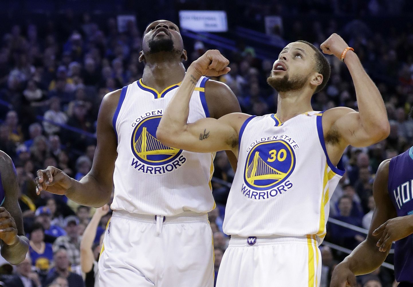 Golden State Warriorsi superstaarid Stephen Curry (paremal)ja Kevin Durant.