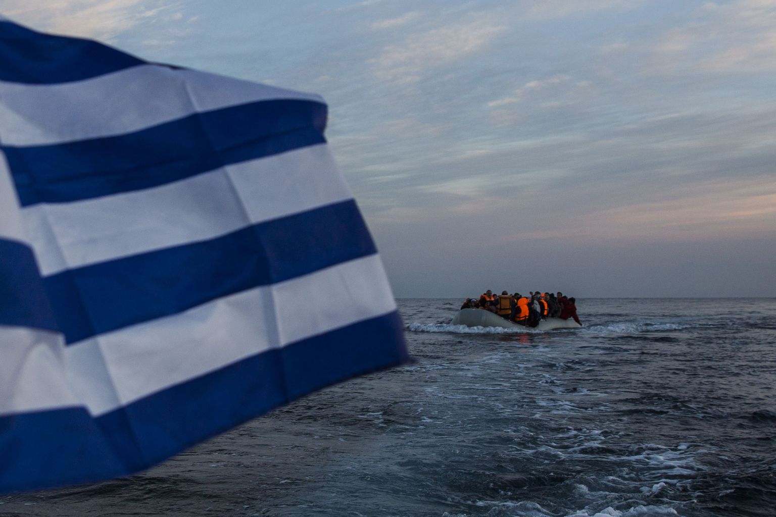 Kreeka lipp päästelaeval, mis jälgib migrandialuse teekonda Egeuse merel Türgist Kreeka Lesbose saarele.