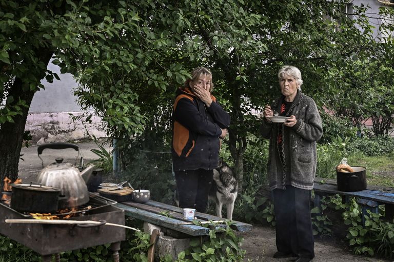 Lõssõtšanski elanikud õues sööki valmistamas 26. mail.
