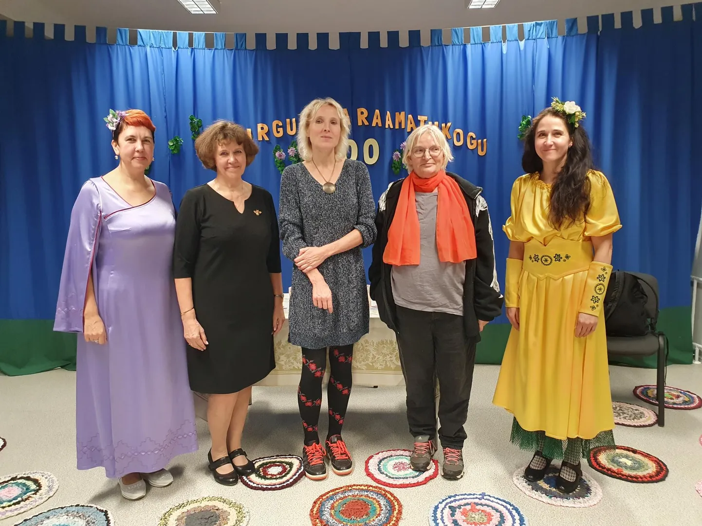 Muusik Kadri Allikmäe (paremalt), folkloristid Mare Kõiva ja Reet Hiiemäe, Tsirguliina raamatukogu juhataja Tiia Pärnik ja muusik Koidu Ahk