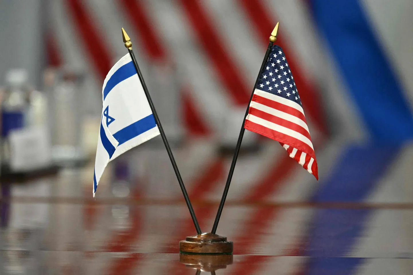 Iisraeli ja USA lipud.