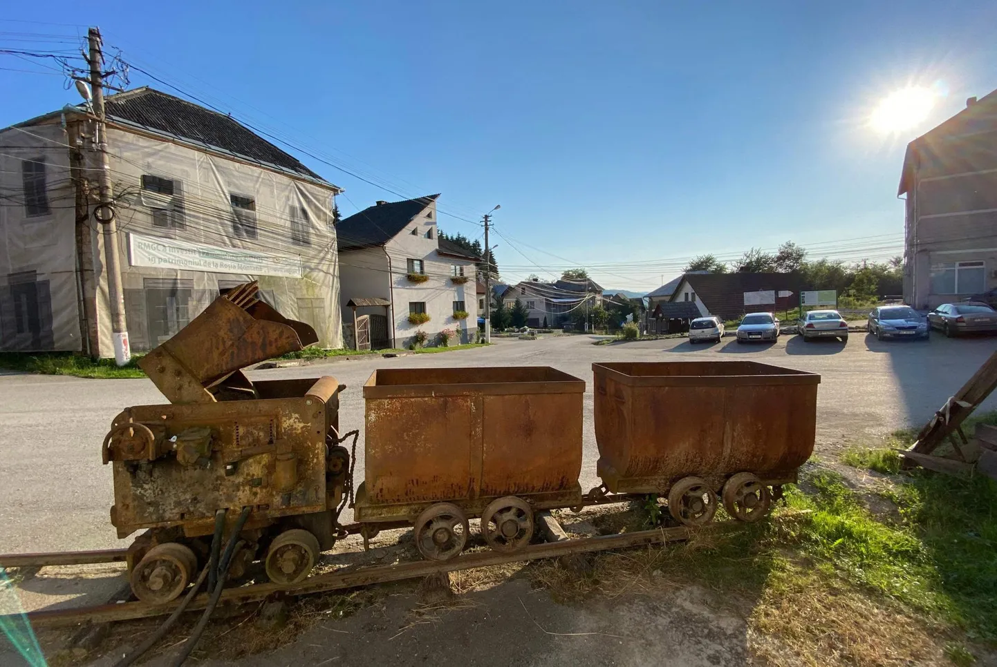 Kullamaagi transportimiseks kasutatud kaevandusrong Roșia Montană külas. Vanad roomlased kaevandasid seal kulda 166 aasta kestel alates aastast 106, kuid maapõueväärtusi on seal väiksemas ulatuses kaevandatud ka keskajal ning tänapäeval.