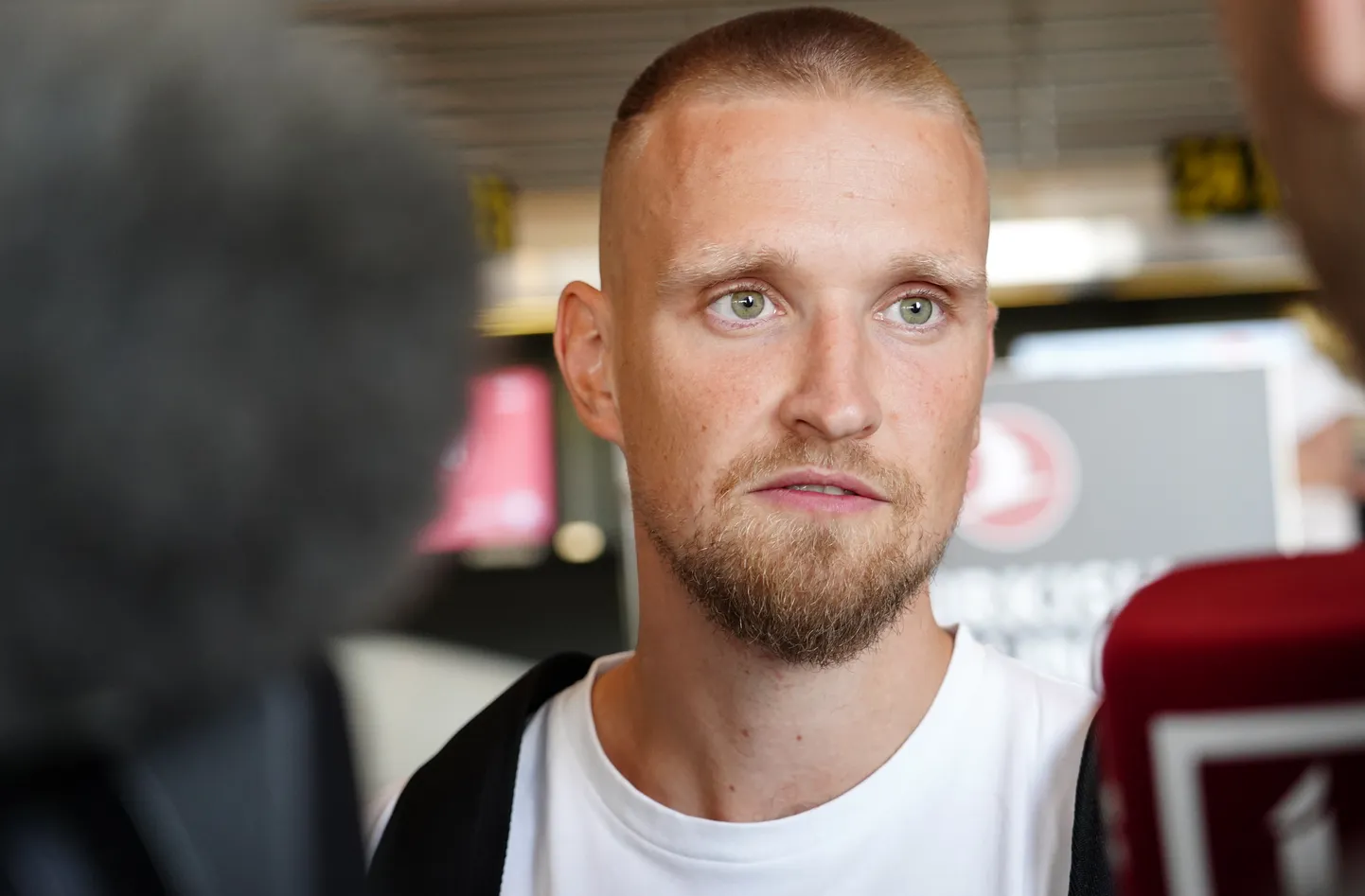 Latvijas vīriešu basketbola izlases spēlētājs Aigars Šķēle lidostā "Rīga" pirms izlidošanas uz Taivānu, kur piedalīsies pārbaudes spēlēs pirms Pasaules kausa finālturnīra Džakartā.