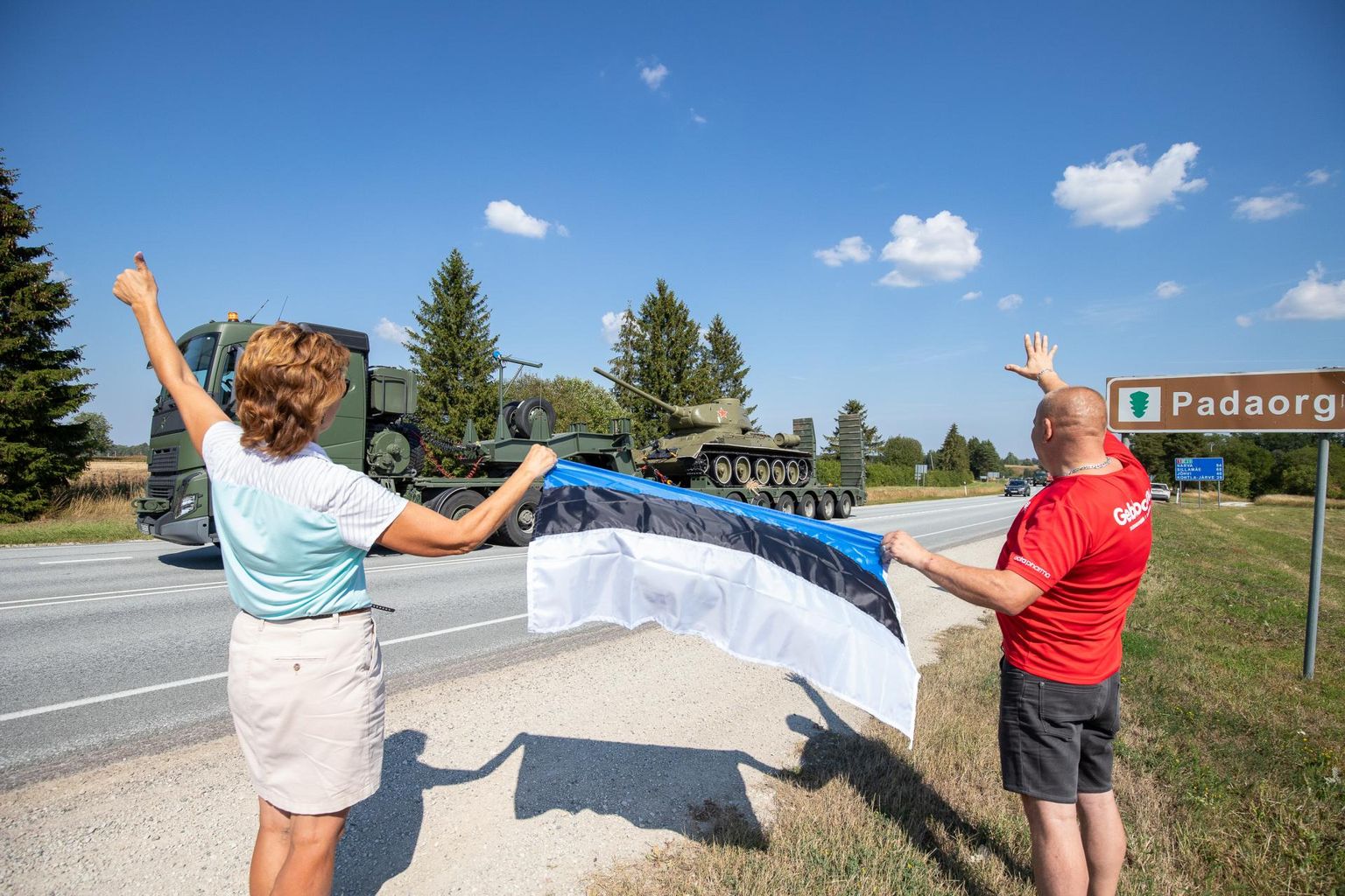 “Tank on teel Narvast Tallinna, Padaorus tervitavad inimesed sinimustvalge lipuga” – just sellise allkirja kirjutas Marianne Loorents oma fotole meie andmebaasi.
