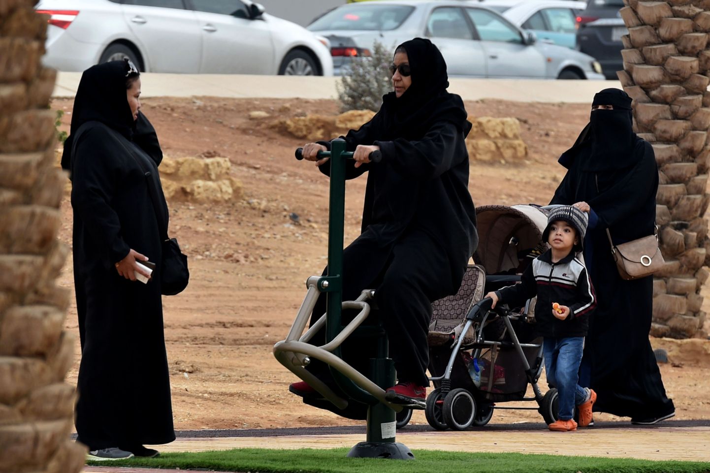 Saudi Araabia naised pealinnas Ar-Riyadis sel detsembrist pärineval fotol.