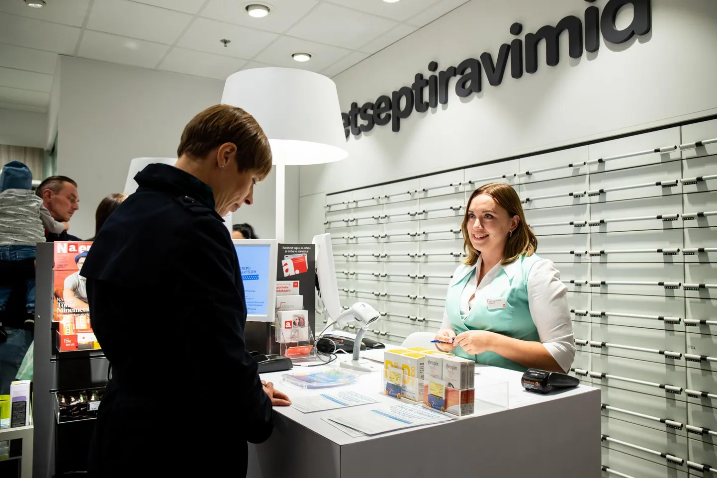 Vabariigi president Kersti Kaljulaid Järve keskuse Apothekas gripivaktsiini saamas.