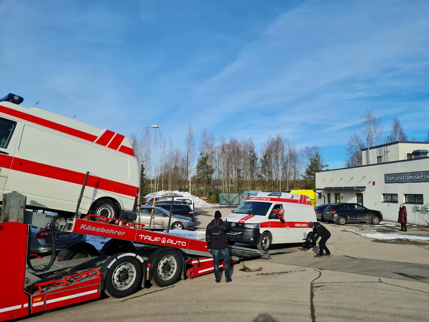 Täna pärastlõunal treileri peale pandud, Pärnu haigla annetatud kiirabiauto (tagumine) aitab peagi abivajajaid Ukrainas.
