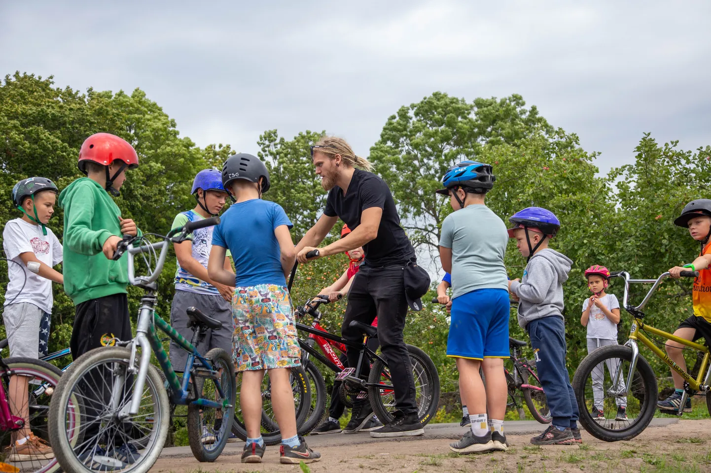 William Kass näitab Roosna-Alliku lastele kuidas BMX-il lahedaid trikke tehes terveks jääda.