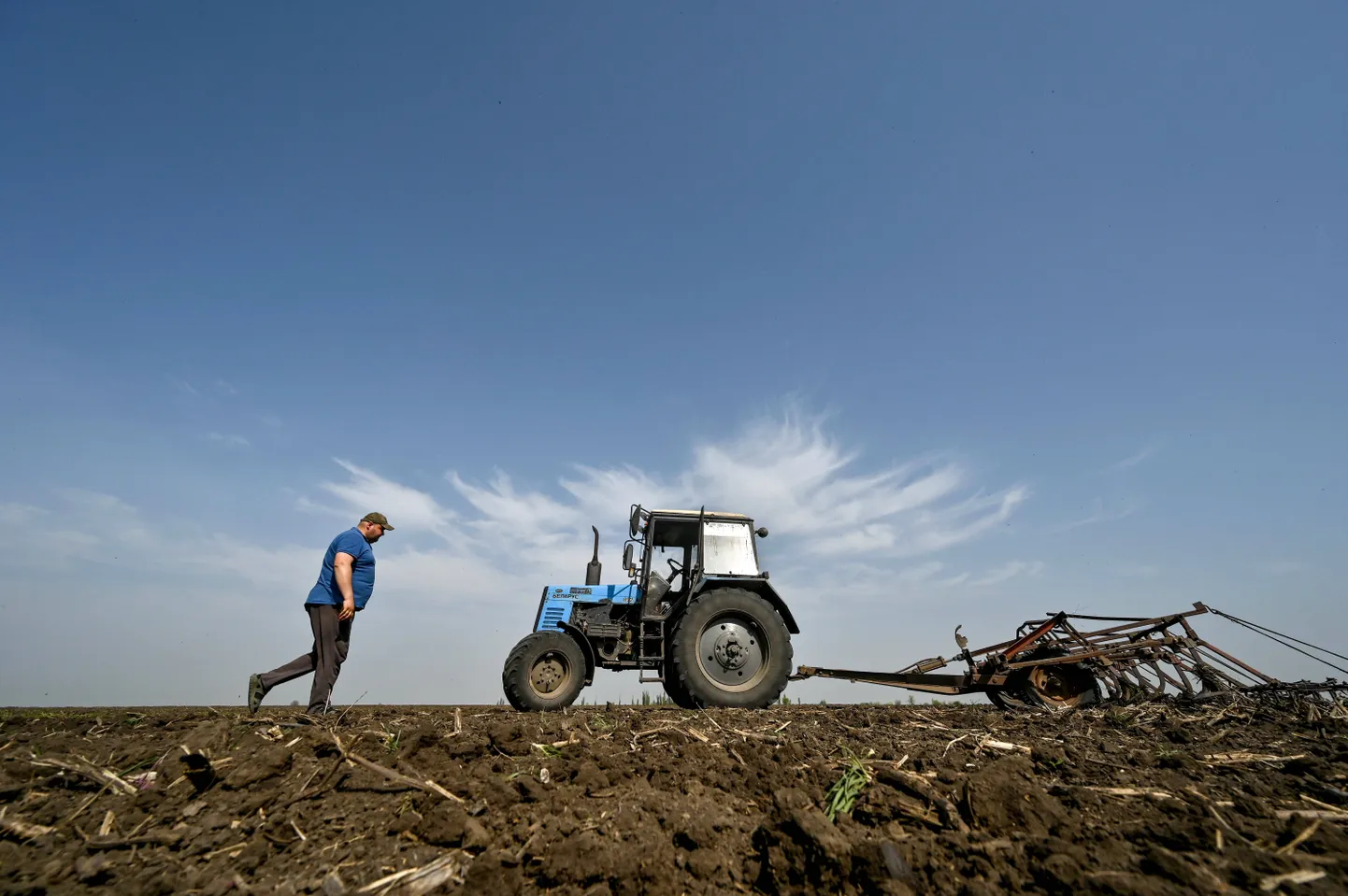 Ukraina põllumees idarinde lähedal asuval põllul kevadtöid tegemas 12. aprillil 2024. a.