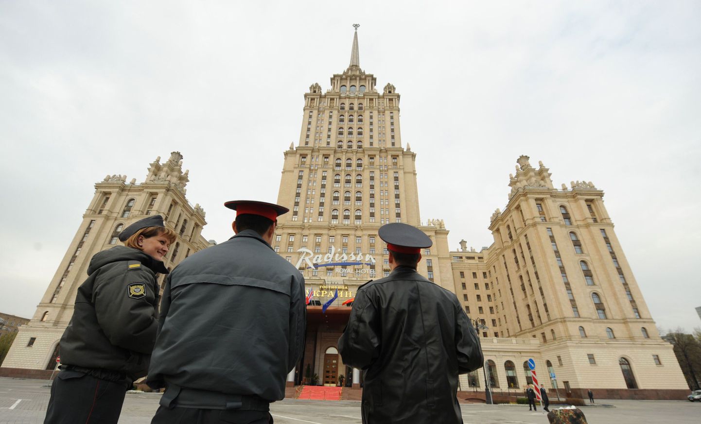 Moskva militsionäärid Radissoni hotelli juures.