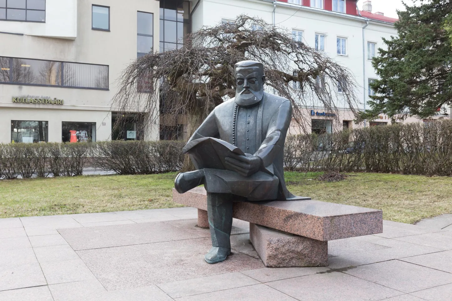 Üheksa aastat pärast esimest üldlaulupidu, aastal 1878, asutas Carl Robert Jakobson (1841–1882) Viljandis ajalehe Sakala. Aastal 1998 avati Viljandi kesklinnas tema skulptuur, mille on kavandanud kujur Mati Karmin ja arhitekt Tiit Trummal.