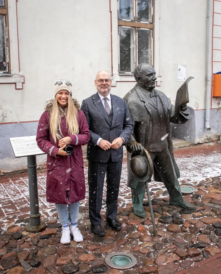 Enamasti on Mailiis Ollino kaamera taga. Kui president Alar Karis väisas Pärnut ja Ollino oli Jannseni kuju juures teinud Pärnu Postimehe toimetuse ja riigipea ühisfoto, haaras presidendi nõunik Toomas Sildam piltnikult aparaadi ja tegi pildi, kus fotograafki peal on.