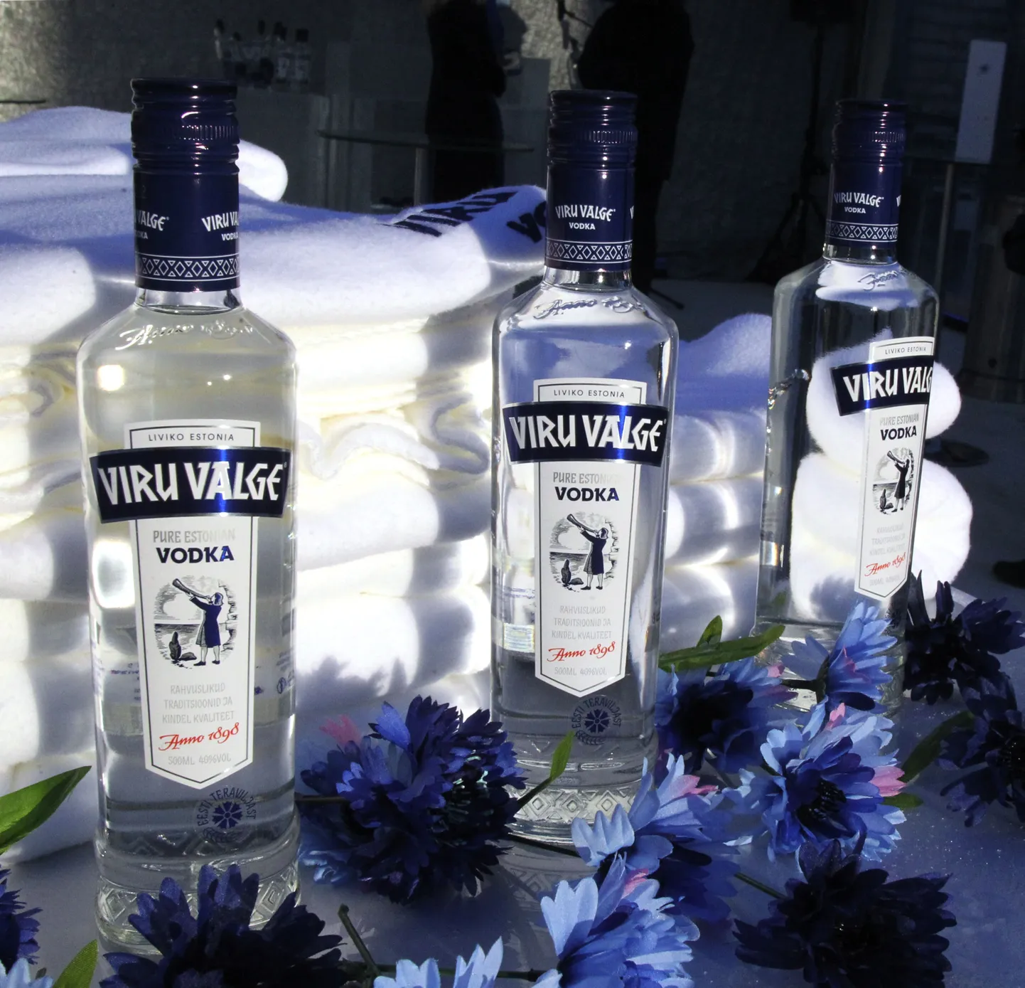 Tänavu aprilli lõpus esitas prokuratuur süüdistuse, mille kohaselt leppisid Selver AS, Rimi Eesti Food AS, Maxima Eesti OÜ, Prisma Peremarket AS, AS Helter-R ja AS Liviko kokku teatud viinade jaehindade tõstmises 2009. aastal.