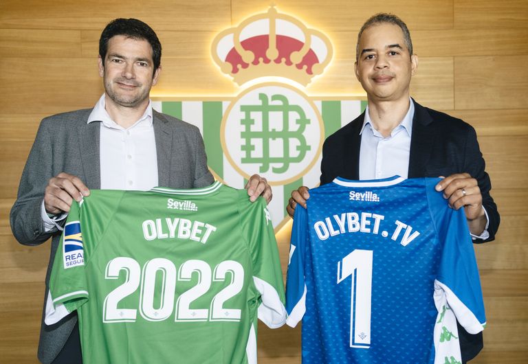 Real Betis ärijuht Ramon Alarconi ning Olympic Entertainment Group ja OlyBet Group tegevjuht Corey Plummer allkirjastamas koostöölepingut.