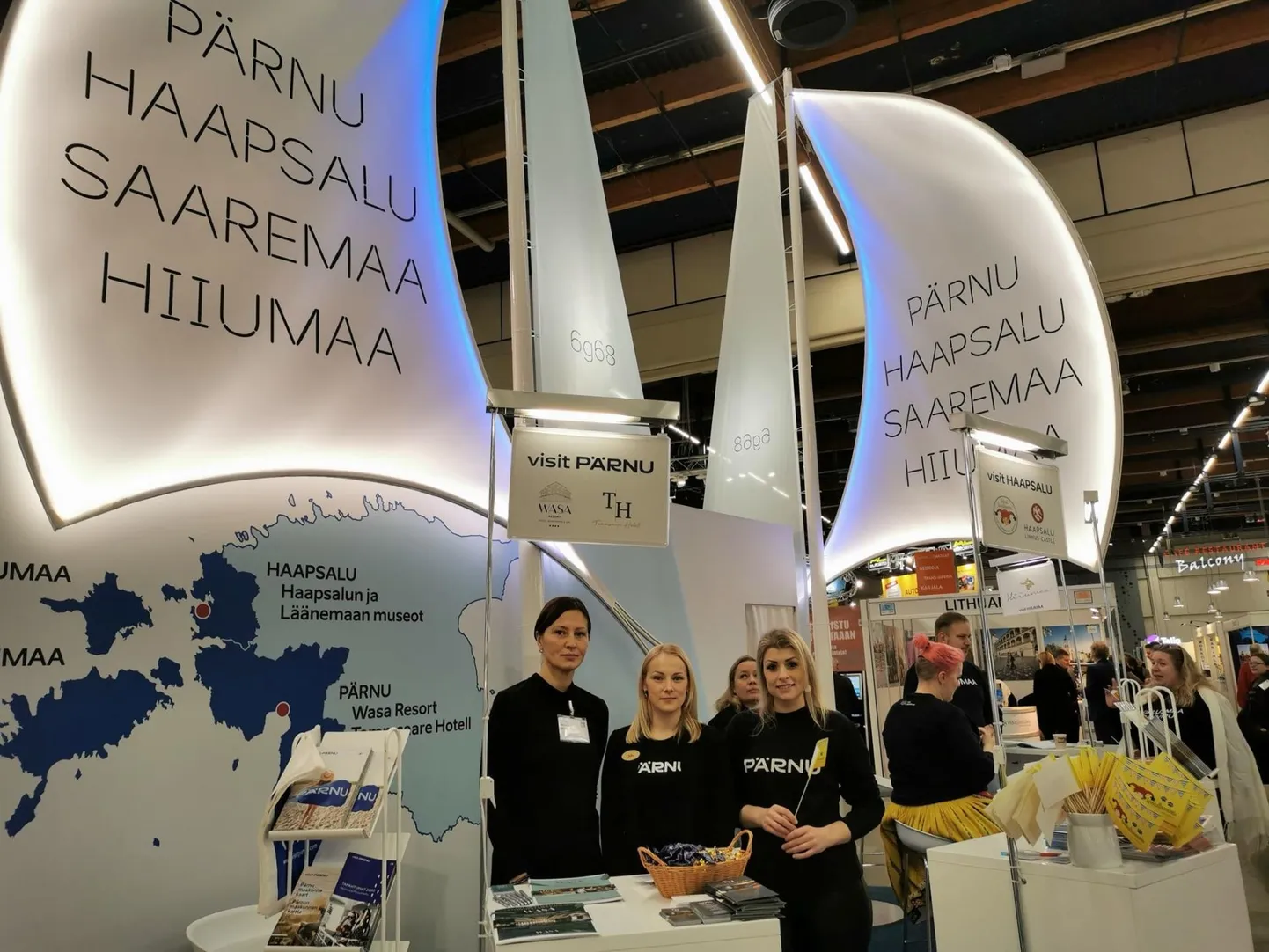 Pärnakad Helsingi turismimessil: spaahotelli Wasa Resort müügijuht Angelika Raid (vasakult), Tammsaare hotelli müügijuht Julija Žutškova ja Pärnu linnavalitsuse turismiarenduse peaspetsialist Orvika Reilend.