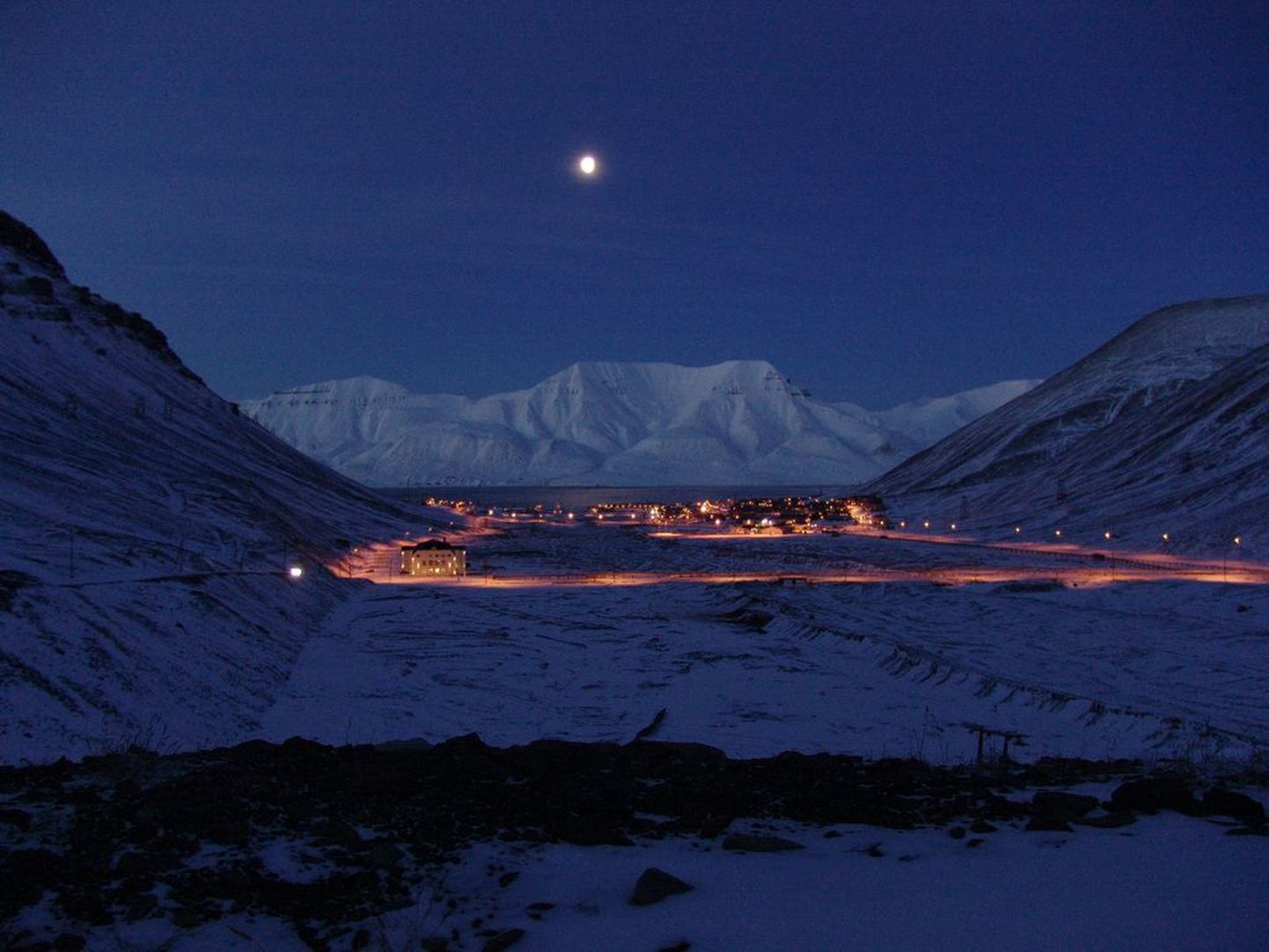 Teravmägede pealinna Longyearbyenit pimedusse mattev polaaröö.