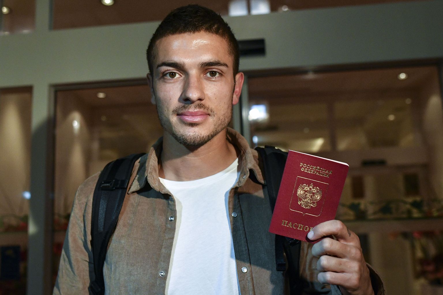Роман Нойштедтер получает российский паспорт (30 мая 2016).