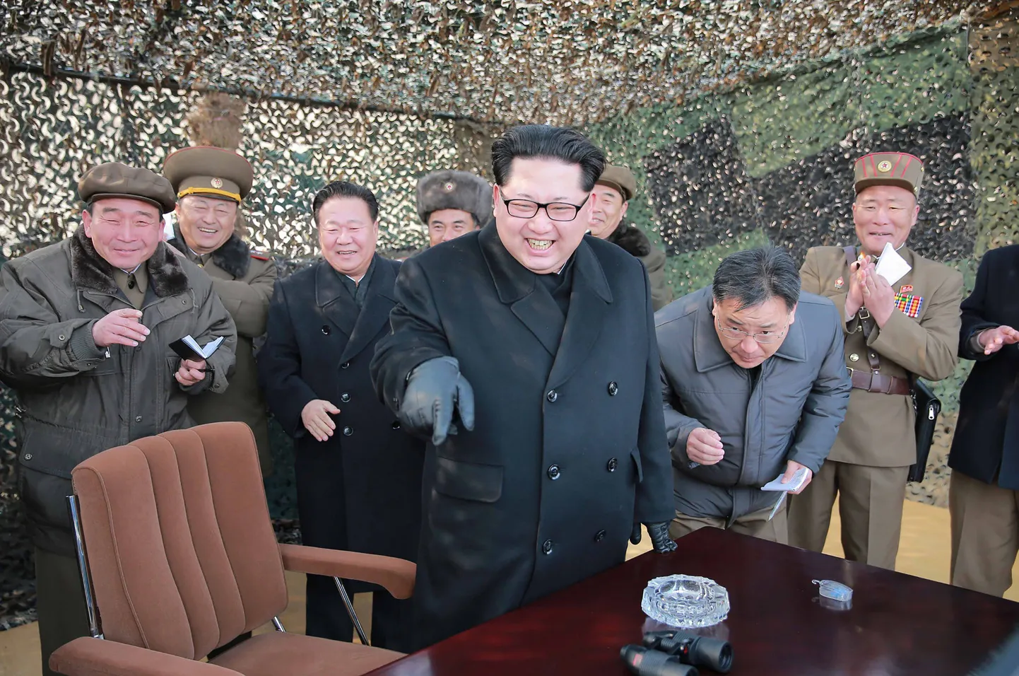 PÕhja-Korea ametlik uudisteagentuuri KCNA avaldas 4. märtsil foto riigi liidrist Kim Jong-uni uut tüüpi raketisüsteemi katsetust inspekteerimas.