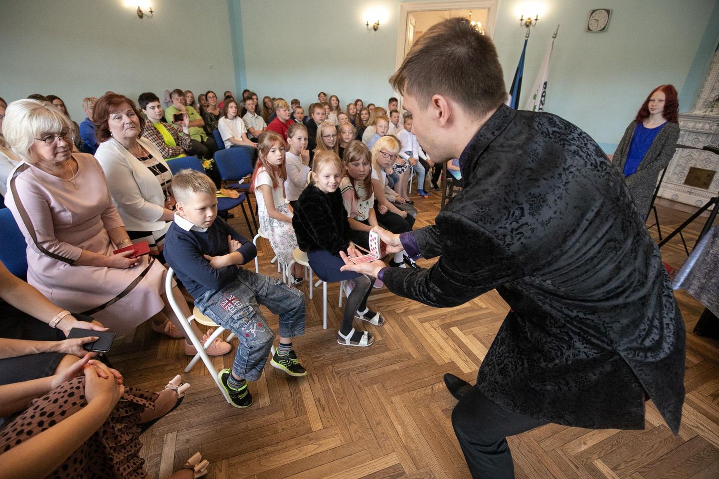 2021. aasta septembris rõõmustas aktusel lapsi mustkunstnik. Järgmiseks septembriks on Lasila põhikoolist saanud Lasila lasteaed.
