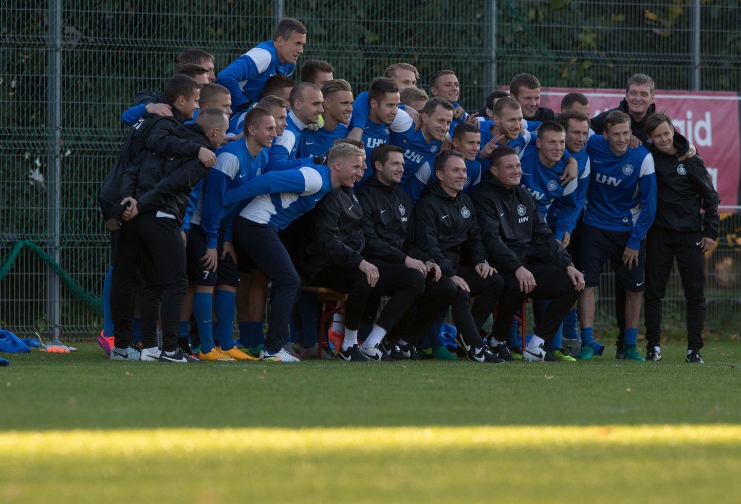 Eesti jalgpallikoondis ühispildil.