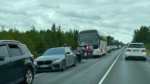 Järjekord Kuivastu sadamasse on kuni Pädaste ristini