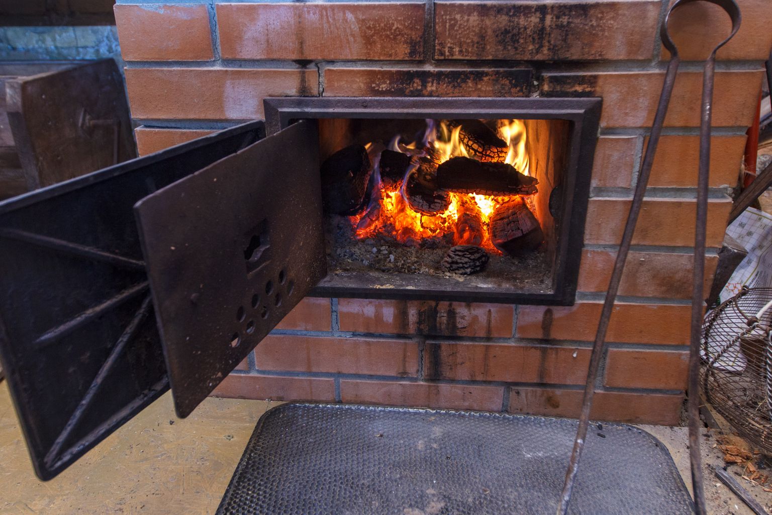 Ahi, kütmine, põlemine, küttepuud, soojus, toasoe, ahju uks, küttekolle

Foto: Arvo Meeks/Valgamaalane