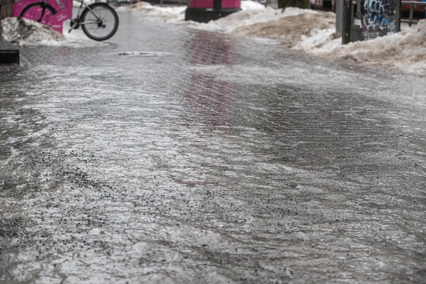 23.02.2021, Tallinn. Tallinnas tõi jäävihm erakordse libeduse. Foto Remo Tõnismäe, Postimees