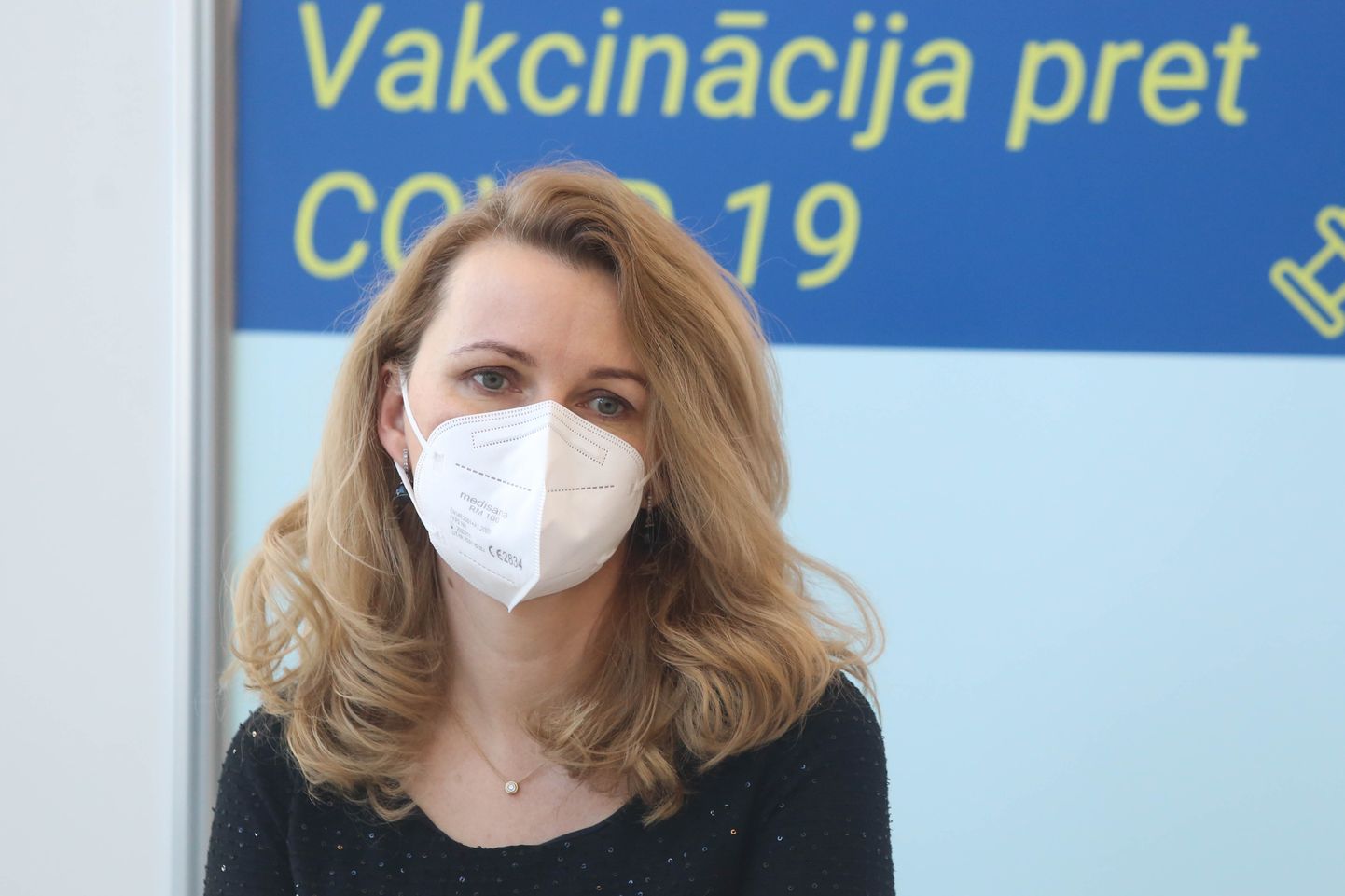 Saeimas priekšsēdētājas biedre Inese Lībiņa-Egnere pirms "Astra Zeneca" vakcīnas pret Covid-19 pirmās potes saņemšanas Paula Stradiņa Klīniskajā universitātes slimnīcā.