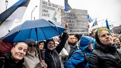 Тысячи коронаскептиков собрались в центре Таллинна на акцию протеста