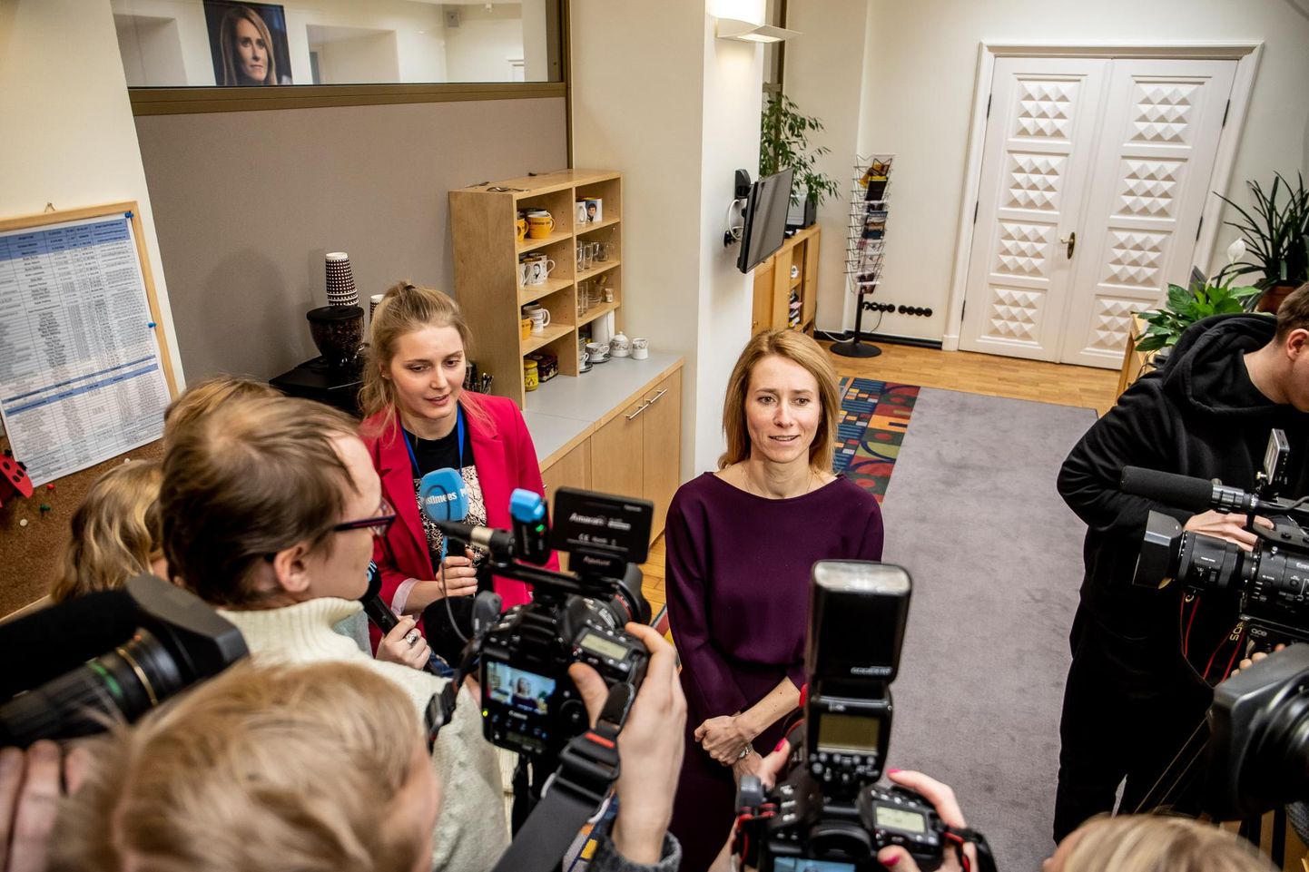 Kaja Kallas vastamas ajakirjanike küsimustele pärast kohtumist Jüri Ratasega 6. märtsil 2019.