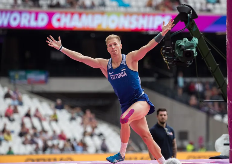 Hoog on sees! «Wooohooo!» juubeldab Õiglane, kui kordab isiklikku rekordit 5.10. Fännid krigistavad hambaid, sest suursoosik Kevin Mayer on samal kõrgusel algkõrguse ületamisega hädas. Latt väriseb, aga jääb läbi ime püsima. Kas siia kaobki Eesti pronksmedal? Õiglane ei heitu. «Kui teivashüpe sai tehtud, siis tundsin, et teen siin korraliku tulemuse.» / Tairo Lutter