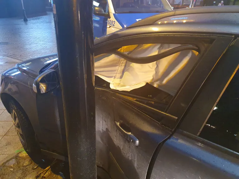 Volvo juht sõitis vastu posti.