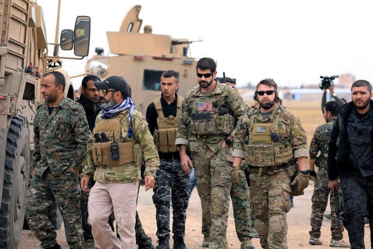 SDFi võitlejad ja USA sõjaväelased Süürias. 