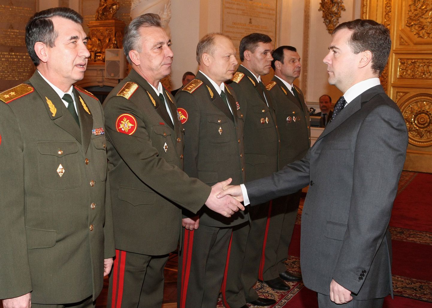 Venemaa president Dmitri Medvedev kätlemas Kremlis relvajõudude uue juhtkonnaga.