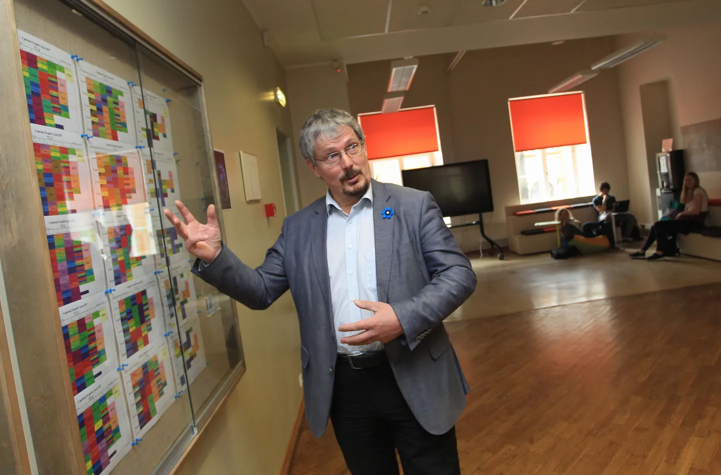 Eesti mükoloogiauuringute keskuse nõukogu esimees Kalle Pilt osutas Jaan Poska gümnaasiumis, et ajal, mil koolimaja tunniplaan on tihedalt täis tuubitud, suurenevad kohe ka ruumide siseõhu näitajad. Ent Poska kooli võib tema sõnul nimetada üsnagi askeetlikuks, sest tänu madalale sisetemperatuurile ei kipu sealne õhk nii kergelt kuivama kui soojemates ruumides.