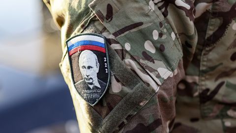 Paralēlā realitāte "jaunajai elitei": Krievija agresīvā kara dalībniekus veido par augstākas šķiras cilvēkiem