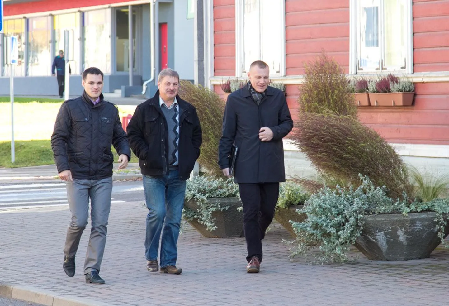 Reformierakondlased Ivar Unt, Enno Kase ja Margus Lepik suundumas kohtumisele sotsiaaldemokraatidega.