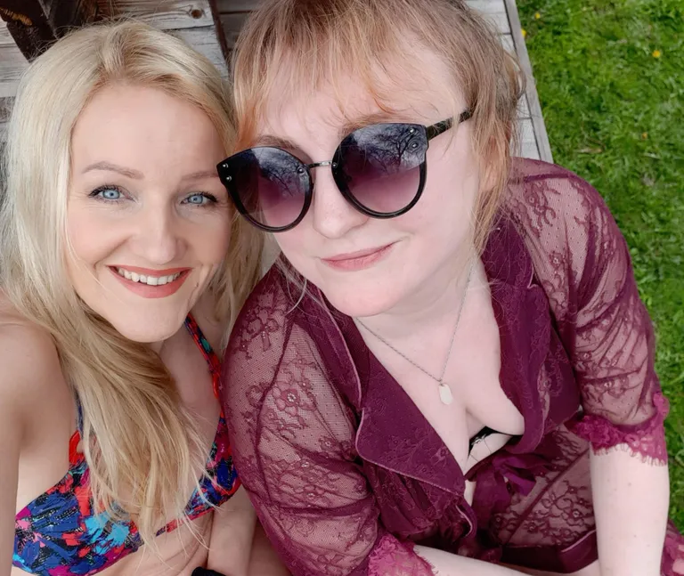 Pole hullu! Saime isegi pihta. Kristinka ja Daki kipakas selfi pärast veinivanni.