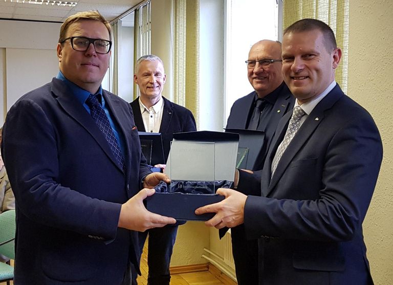 Omanike keskliidu juhatuse esimees Priidu Pärna andis Pärnu linnapeale Romek Kosenkraniusele üle koduomaniku sõbra auhinna.