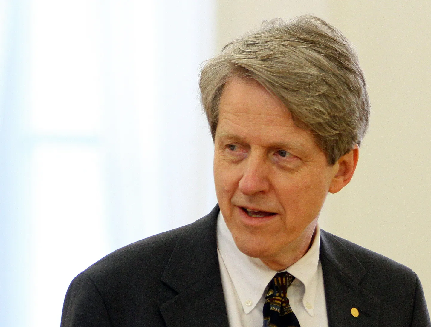 Robert J Shiller