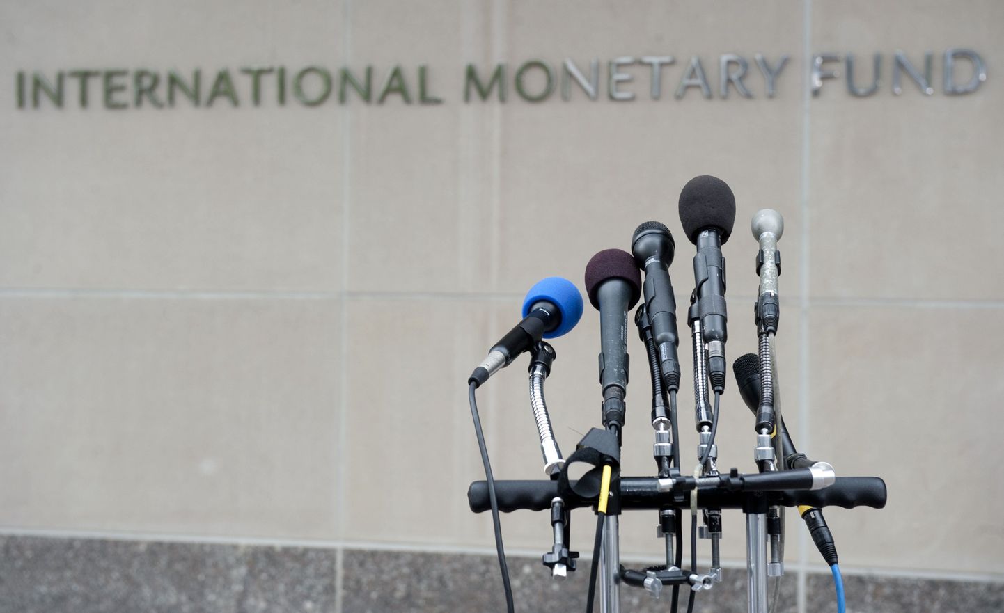 Mikrofonid IMFi peahoone ees Washingtonis