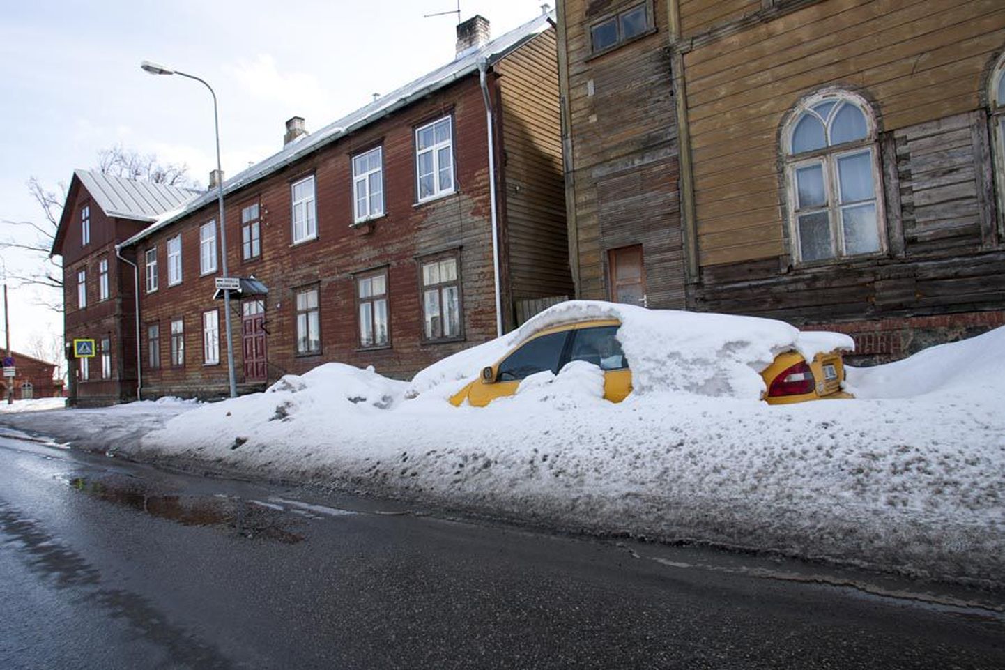 Hetk 10. aprillist: Jakobsoni tänaval sulab auto lumekuhja alt välja.