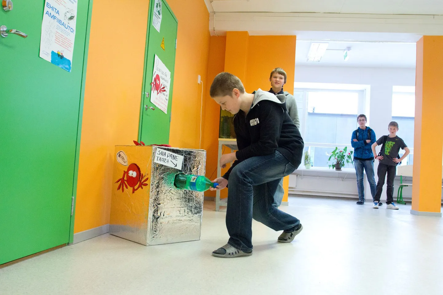 Väike-Maarja lapsed koguvad raamatute ostmiseks taarat.