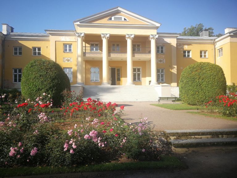 Sillapää lossi juures asub mõisapark, mille kavandas 1880. aastatel arhitekt Moritz Alexander Walter von Engelhardt.