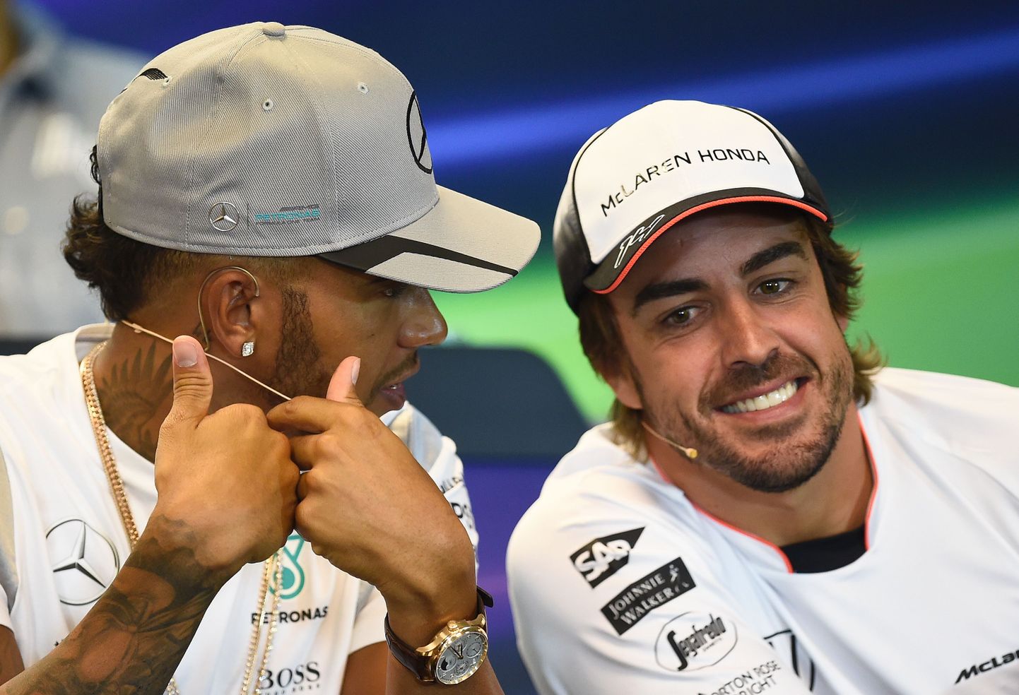 Fernando Alonso (paremal) ja Lewis Hamilton.