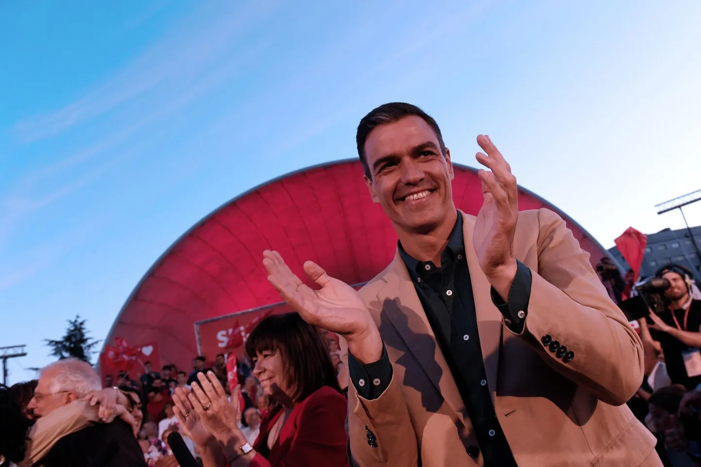 Hispaania peaminister Pedro Sánchez Madridis toetajate keskel.