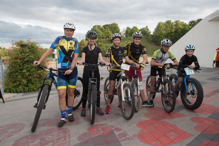 Narva rattaklubi noored koos presidendiga.