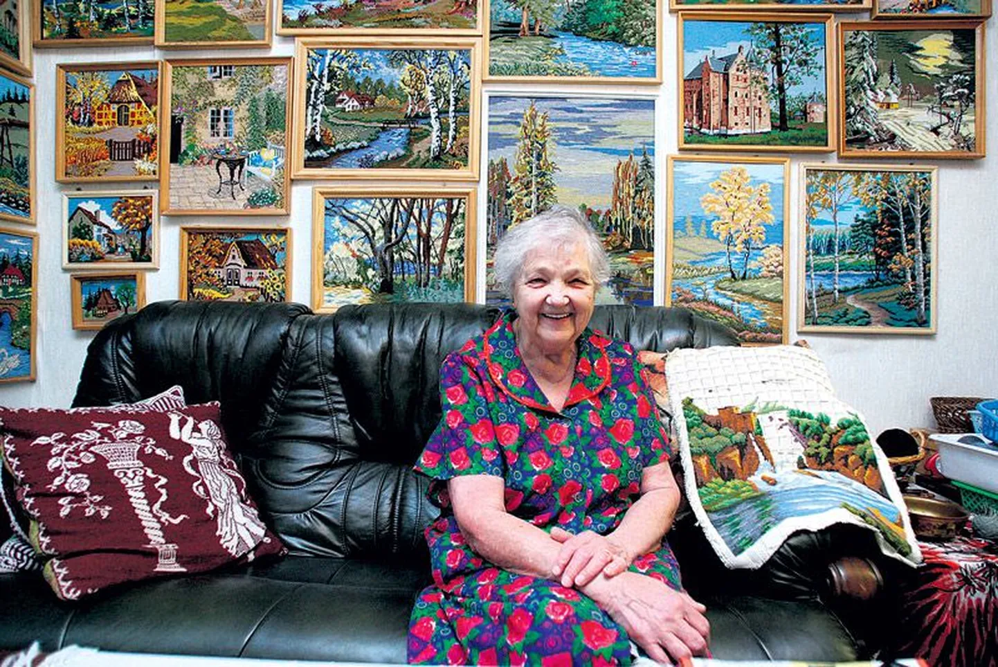 Elvas elav Irene Rand (86) naudib pensionipõlves ristpistes piltide tikkimist. Selle hobi kõrvalt on ta eluga hästi kursis, sest seltsiks mängib Irene Rannal kogu aeg teler.